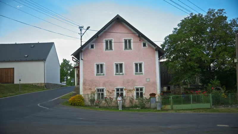 Das pinke Haus – Filmstill aus 30 Kilo Heimat