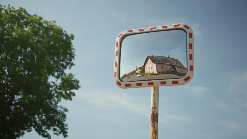 Ein Haus im Verkehrsspiegel – Filmstill aus 30 Kilo Heimat
